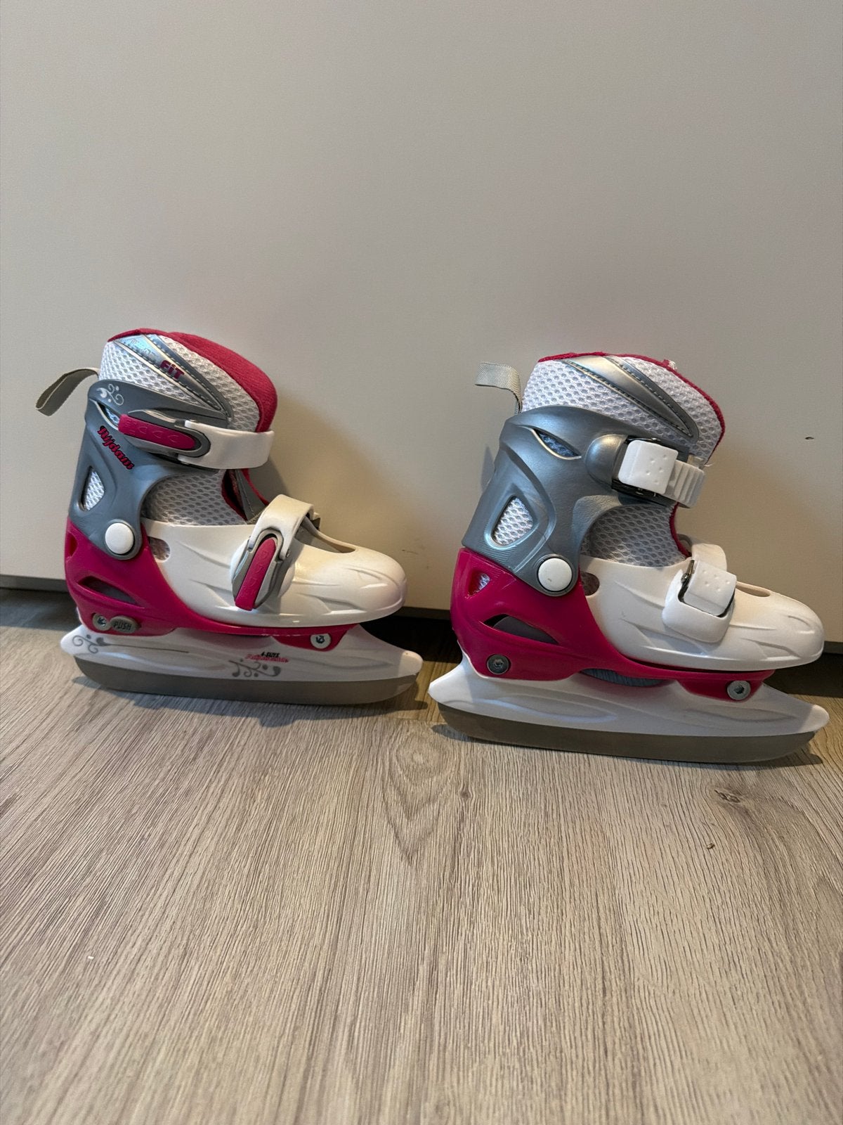 Nijdam verstelbare kunstschaatsen roze/wit, maat 27-30, Sport en Fitness, Schaatsen, Ophalen, Nieuw, Kunstschaatsen, Nijdam