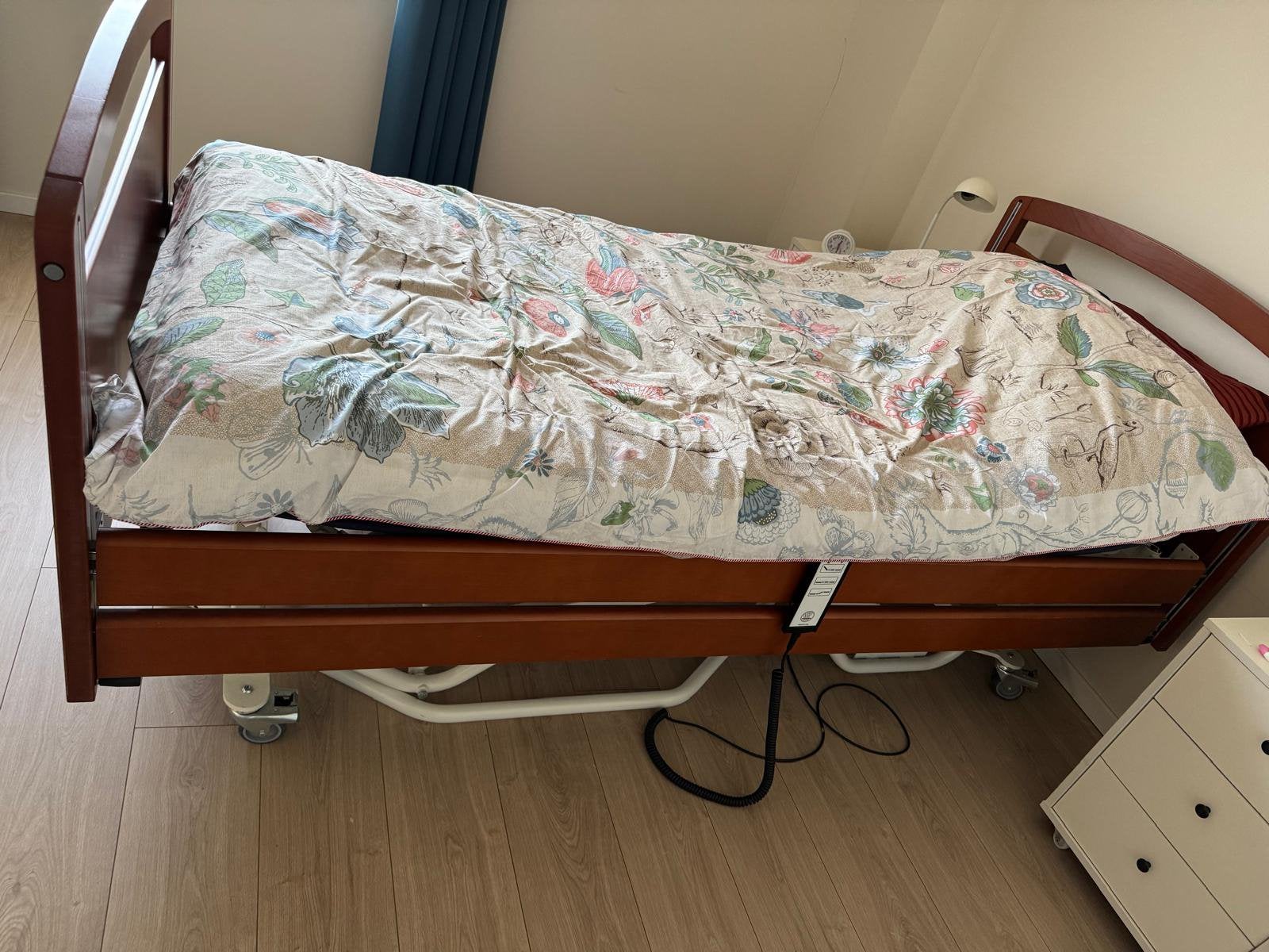 Vermeiren Zorg bed - hoog laag bed elektrisch, Ophalen, Zo goed als nieuw