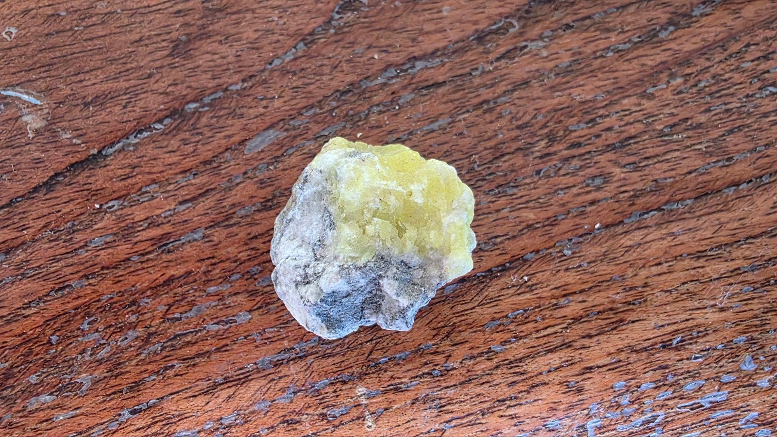 Gele zwavelmineraal op gesteente, Ophalen of Verzenden, Mineraal