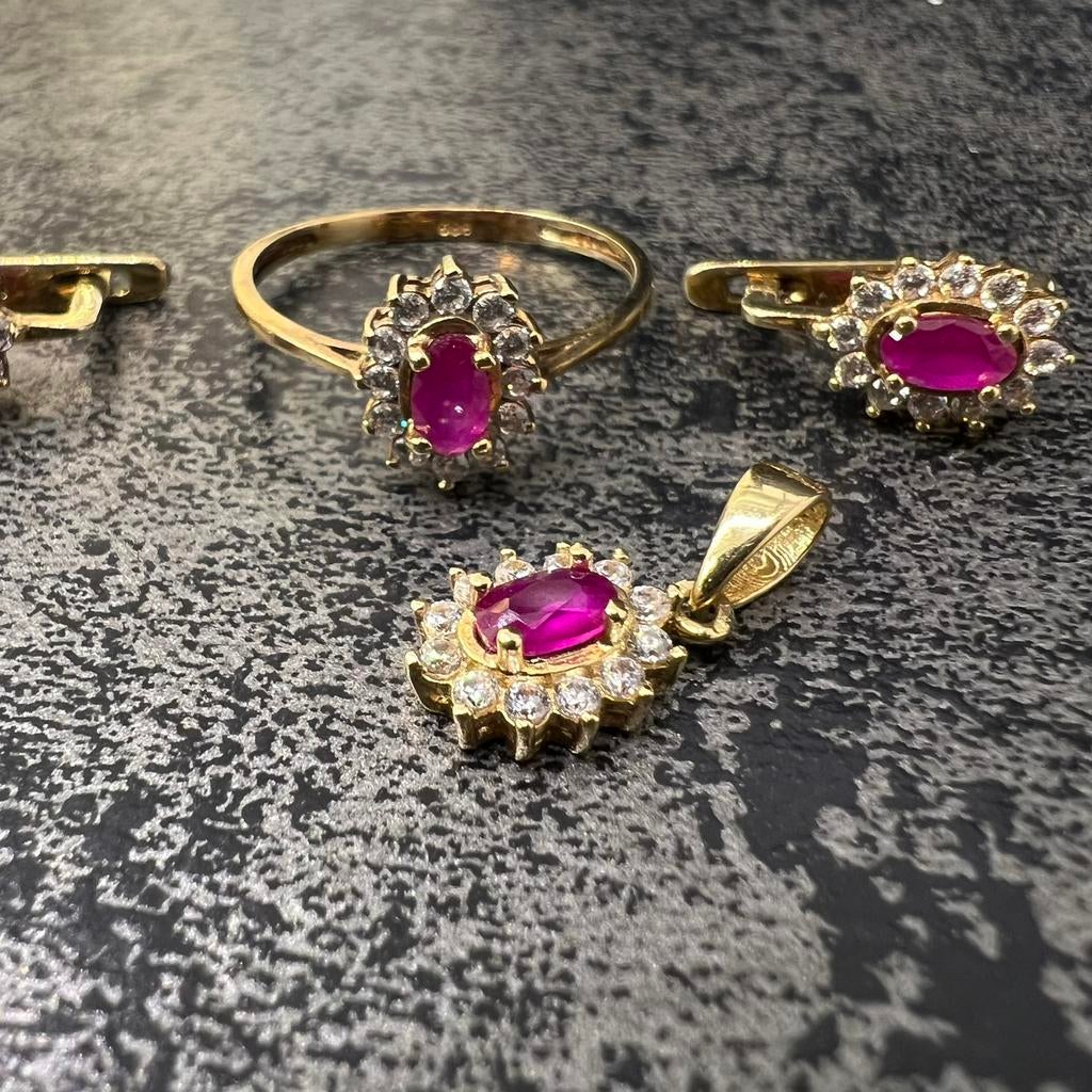 14 karaat gouden set ring oorbellen hanger robijn, Ophalen of Verzenden, Zo goed als nieuw, Goud