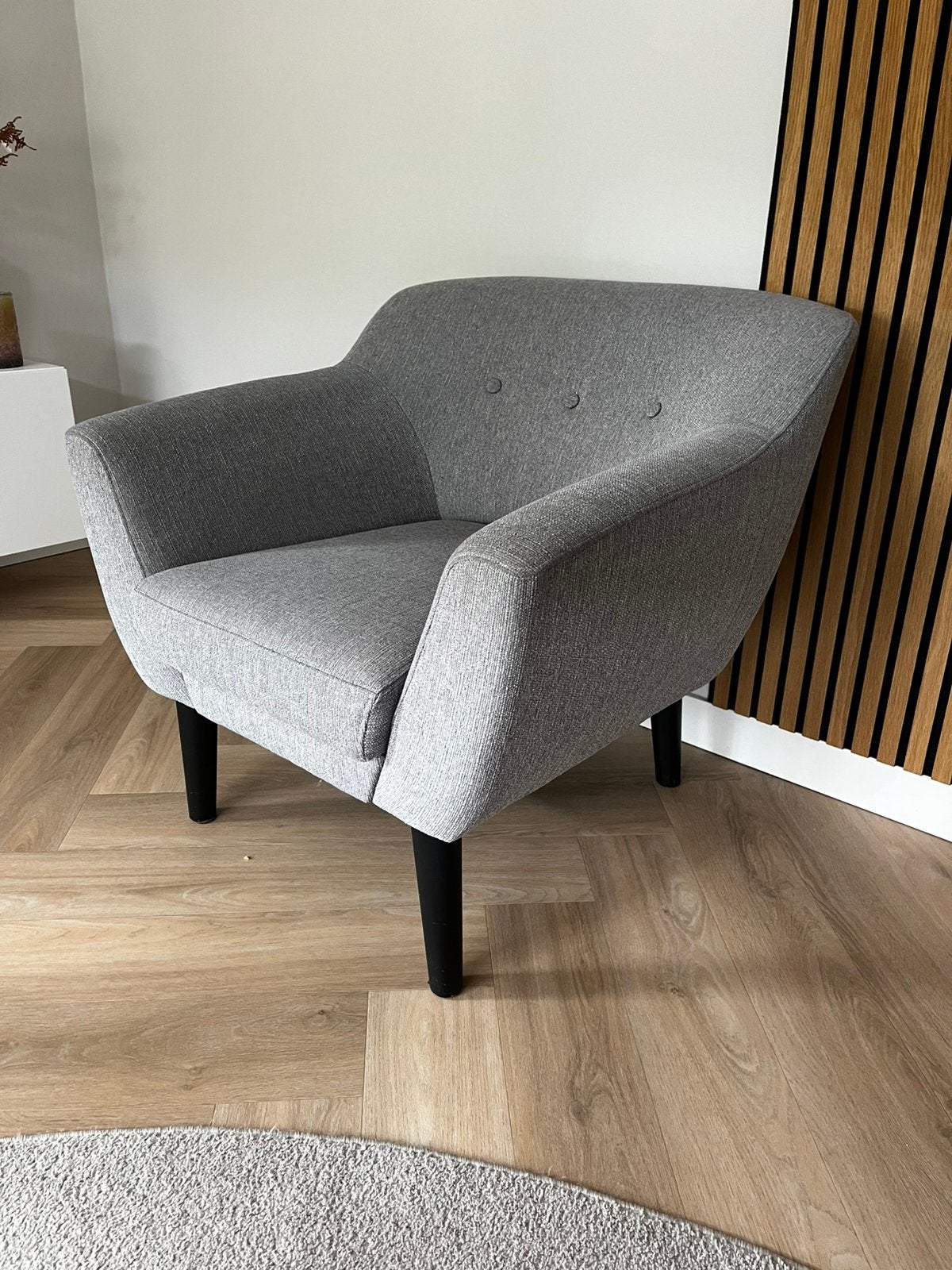 Grijze fauteuil - Comfortabele en stijlvolle stoel, Huis en Inrichting, Fauteuils, Ophalen, 75 tot 100 cm, Zo goed als nieuw, Stof