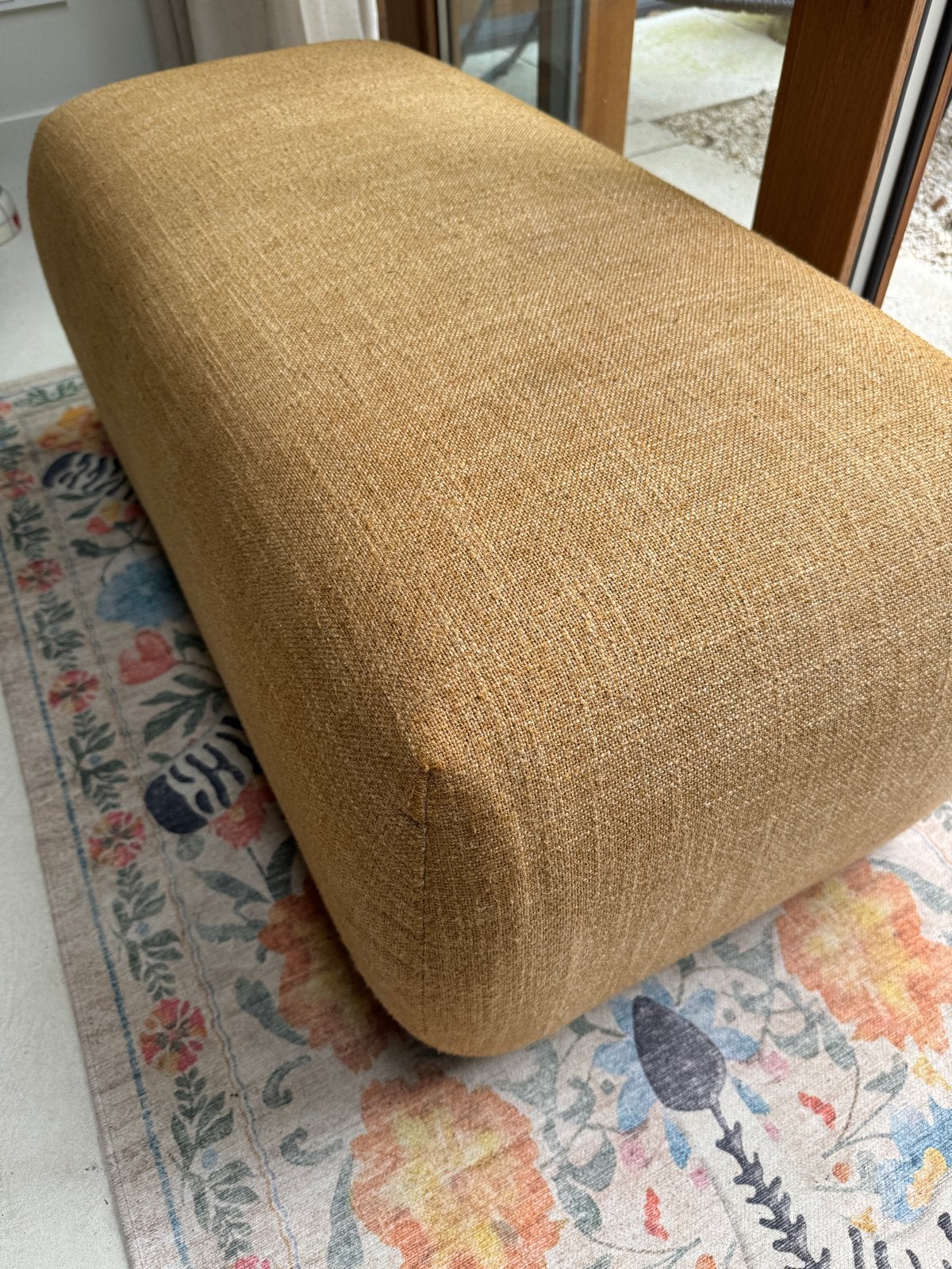 Stijlvolle okergele poef/voetenbank, Ophalen, Minder dan 50 cm, 75 tot 100 cm, Zo goed als nieuw