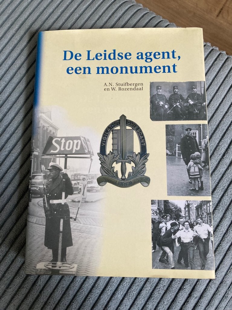 De Leidse agent, een monument, Ophalen of Verzenden, 20e eeuw of later, Zo goed als nieuw