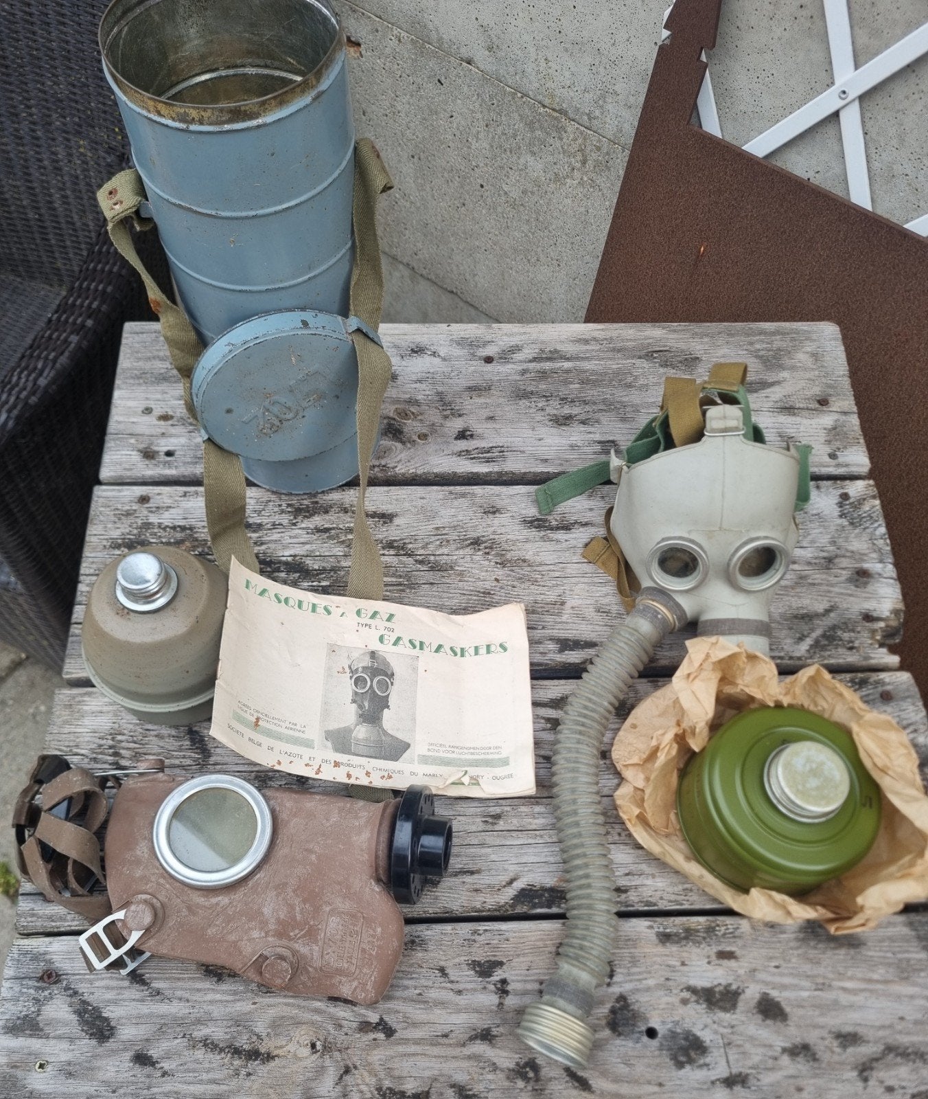 Twee gasmaskers, Verzamelen, Militaria | Algemeen, Ophalen of Verzenden, Landmacht, Nederland