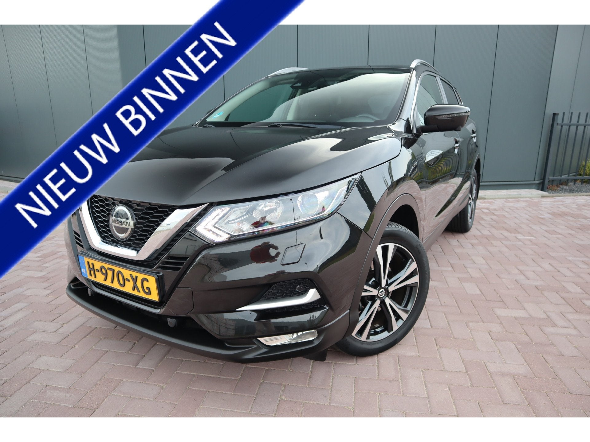 Nissan QASHQAI 1.3 DIG-T N-Connecta Panoramadak Stoelverwarm, Auto's, Gebruikt, 4 cilinders, Zwart, Bedrijf