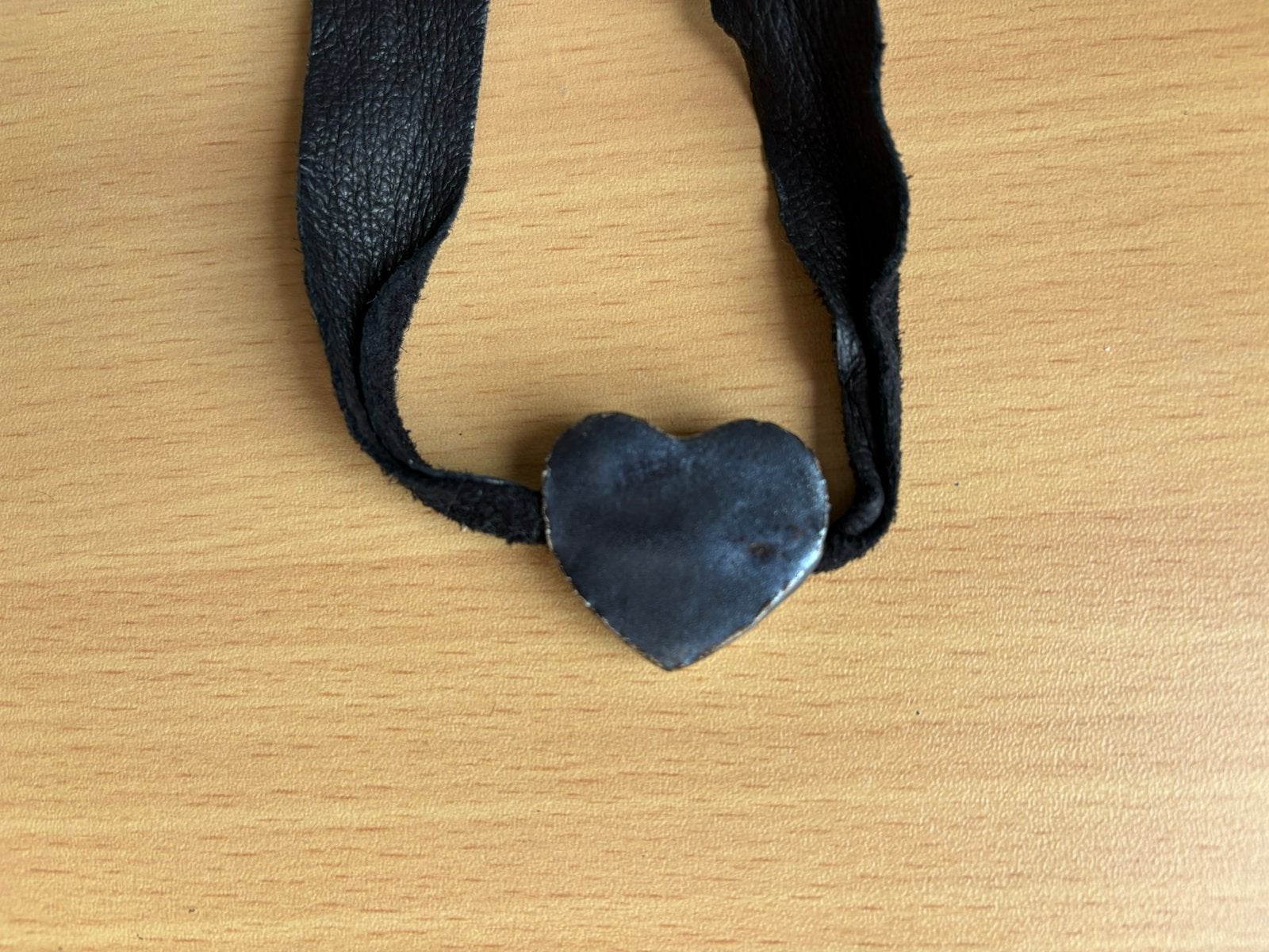 Zwart stenen hart met leren ketting, Sieraden, Tassen en Uiterlijk, Ophalen of Verzenden, Zo goed als nieuw, Zwart, Steen of Mineraal