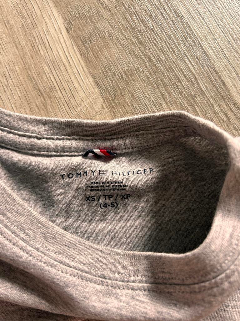 Tommy Hilfiger T-shirt grijs maat XS (4-5 jaar), Ophalen of Verzenden, Zo goed als nieuw, Jongen of Meisje