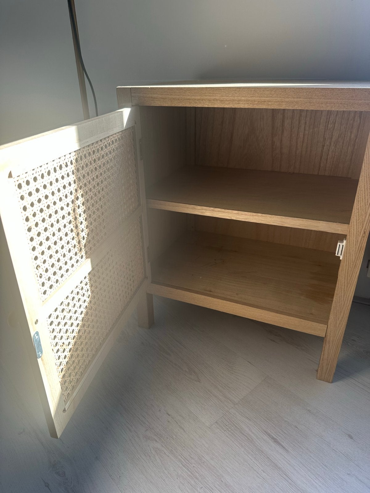 Nachtkastje van Xenos met rotan deur, Ophalen, Gebruikt, 55 tot 70 cm, 45 tot 65 cm
