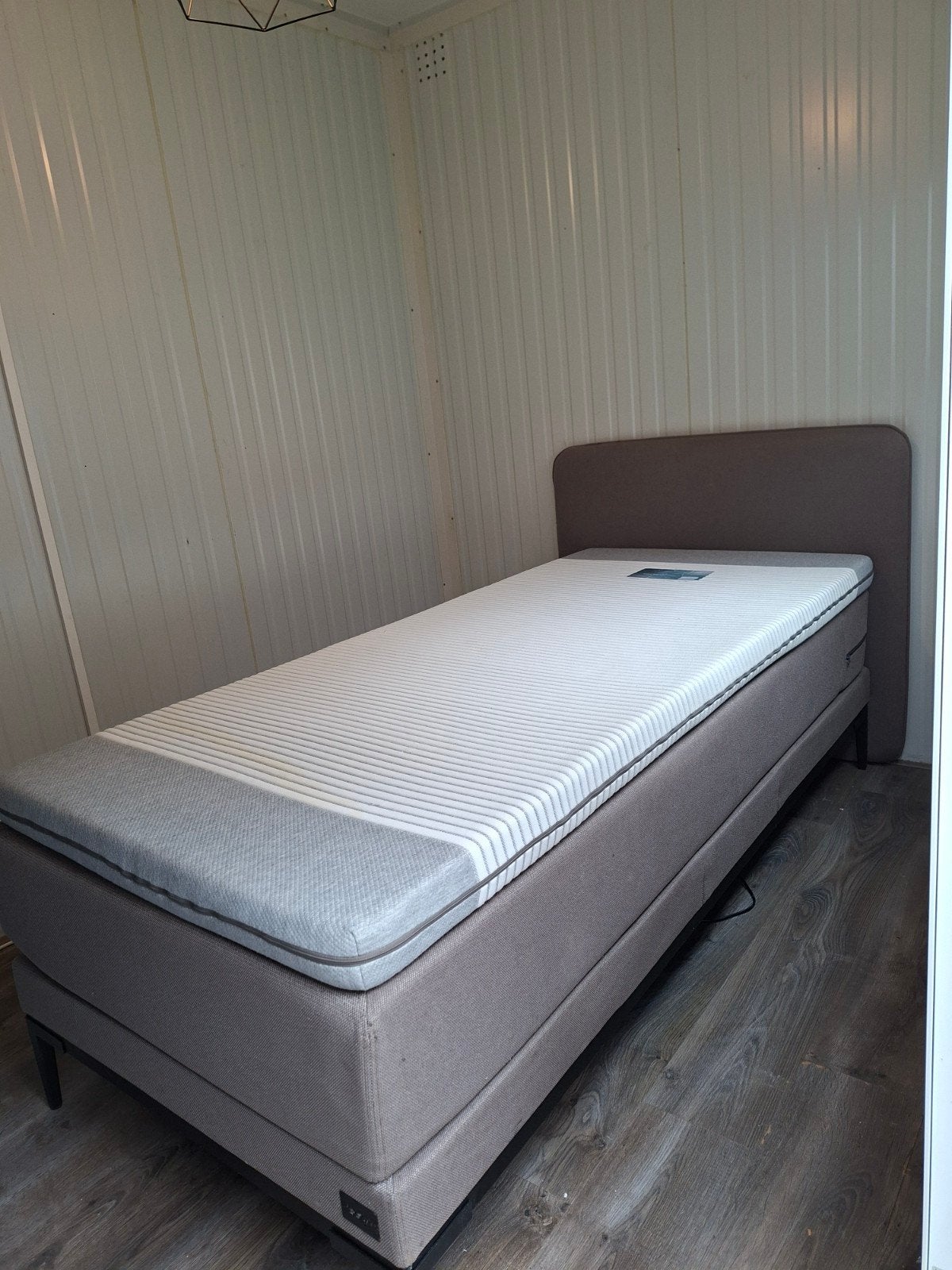 Eenpersoons bed met matras en topper, Huis en Inrichting, Slaapkamer | Bedden, Ophalen, 90 cm, Eenpersoons, Zo goed als nieuw