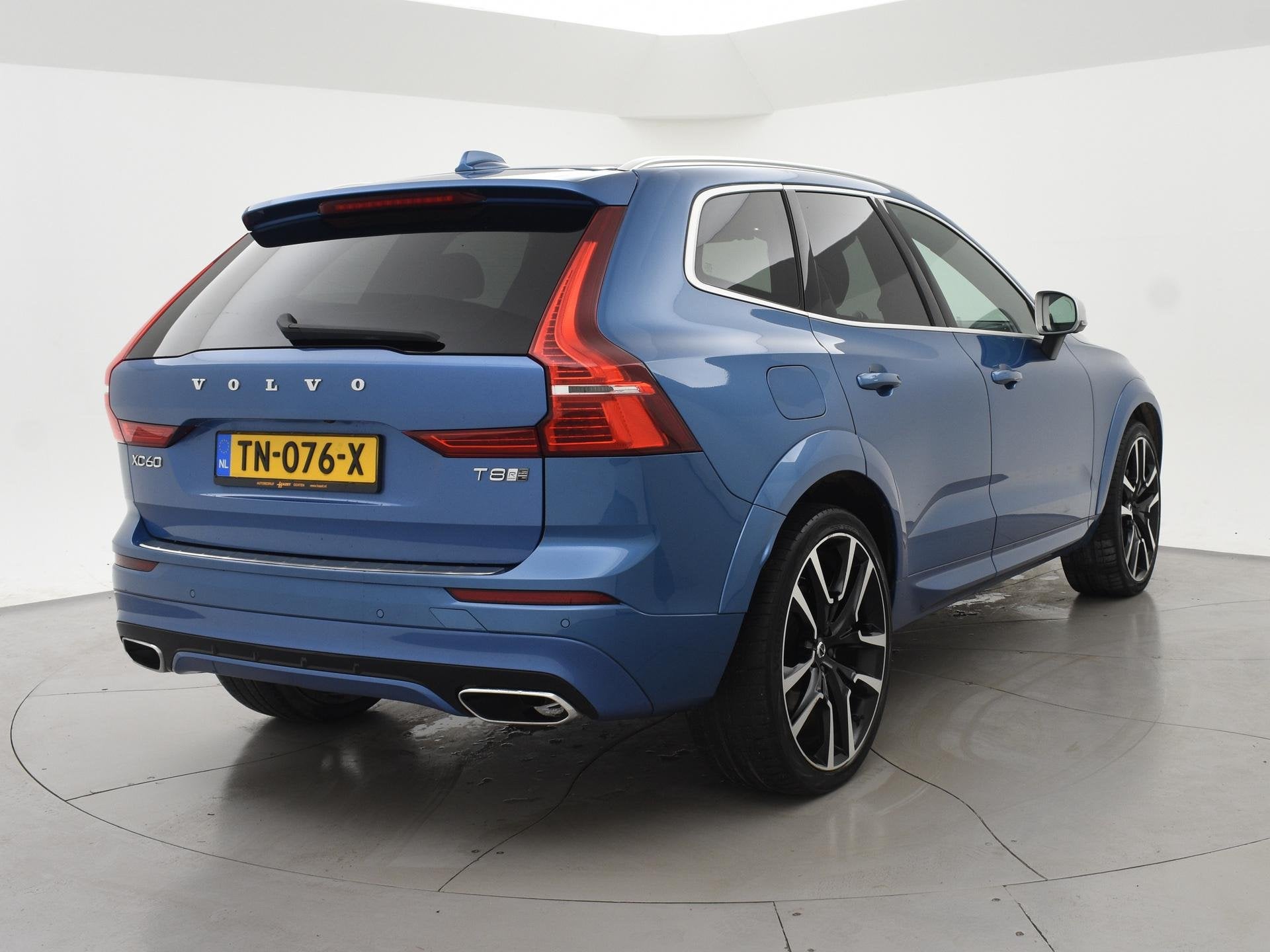 Volvo XC60 2.0 T8 T.E. 390 PK AWD R-DESIGN + BOWERS & WILKIN, Auto's, Gebruikt, Euro 6, 4 cilinders, Blauw
