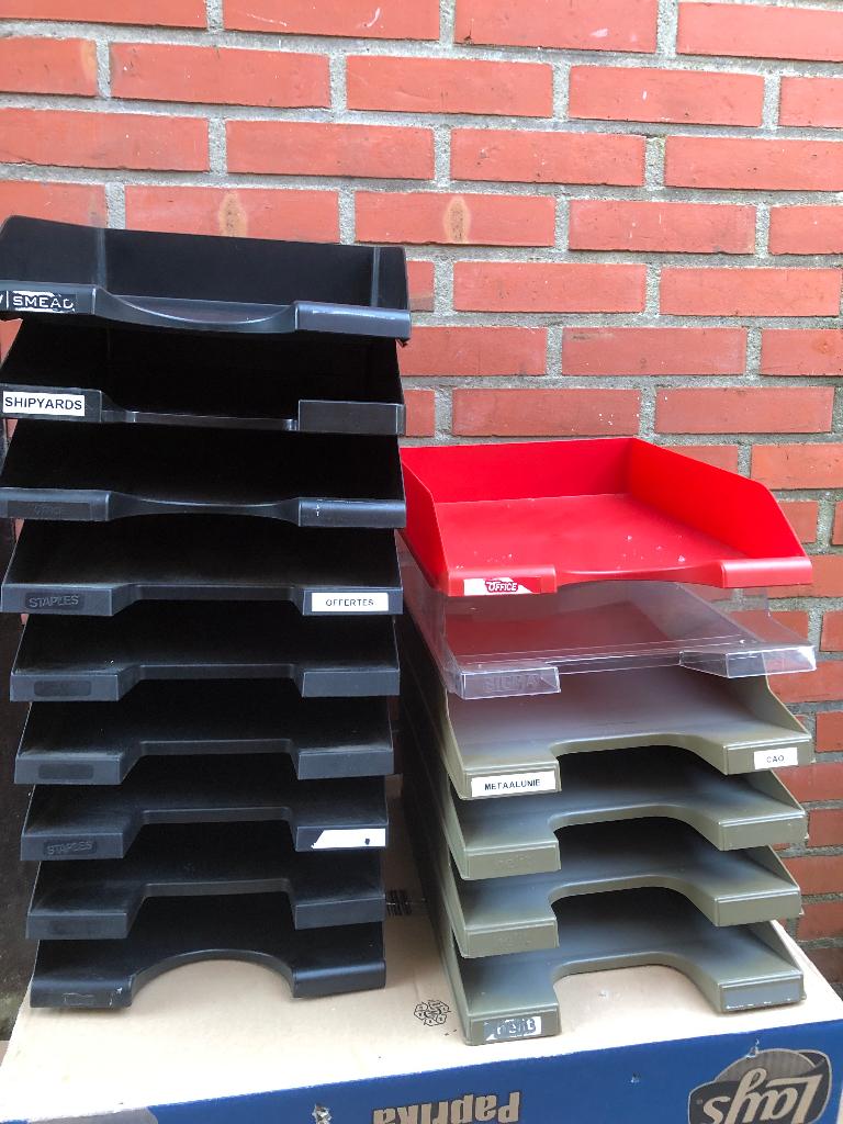 Gratis papier bakjes alleen afhalen voor op bureau, Ophalen, Zo goed als nieuw