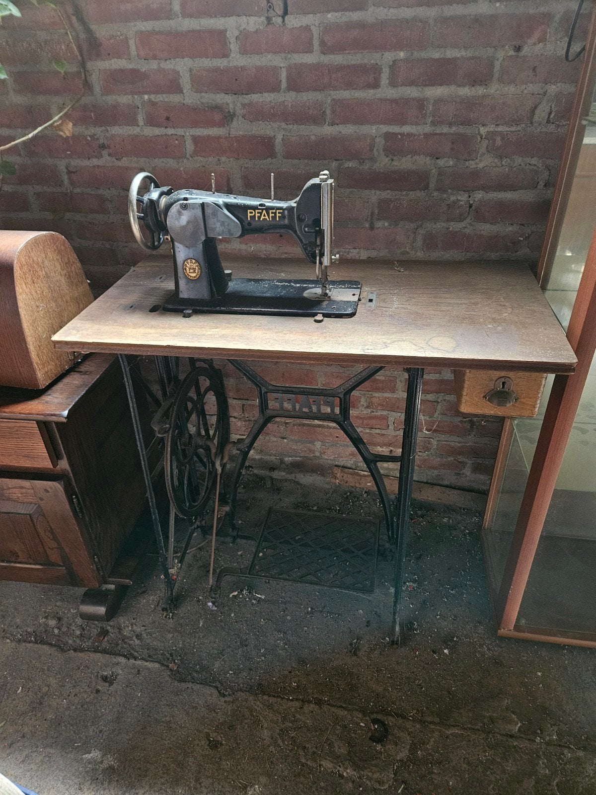 Oude trap naaimachine, Ophalen