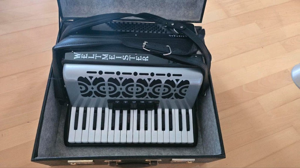 Wereldkampioen accordeon in nieuwstaat met koffer, Muziek en Instrumenten, Accordeons, Overige merken, Met koffer, Ophalen of Verzenden