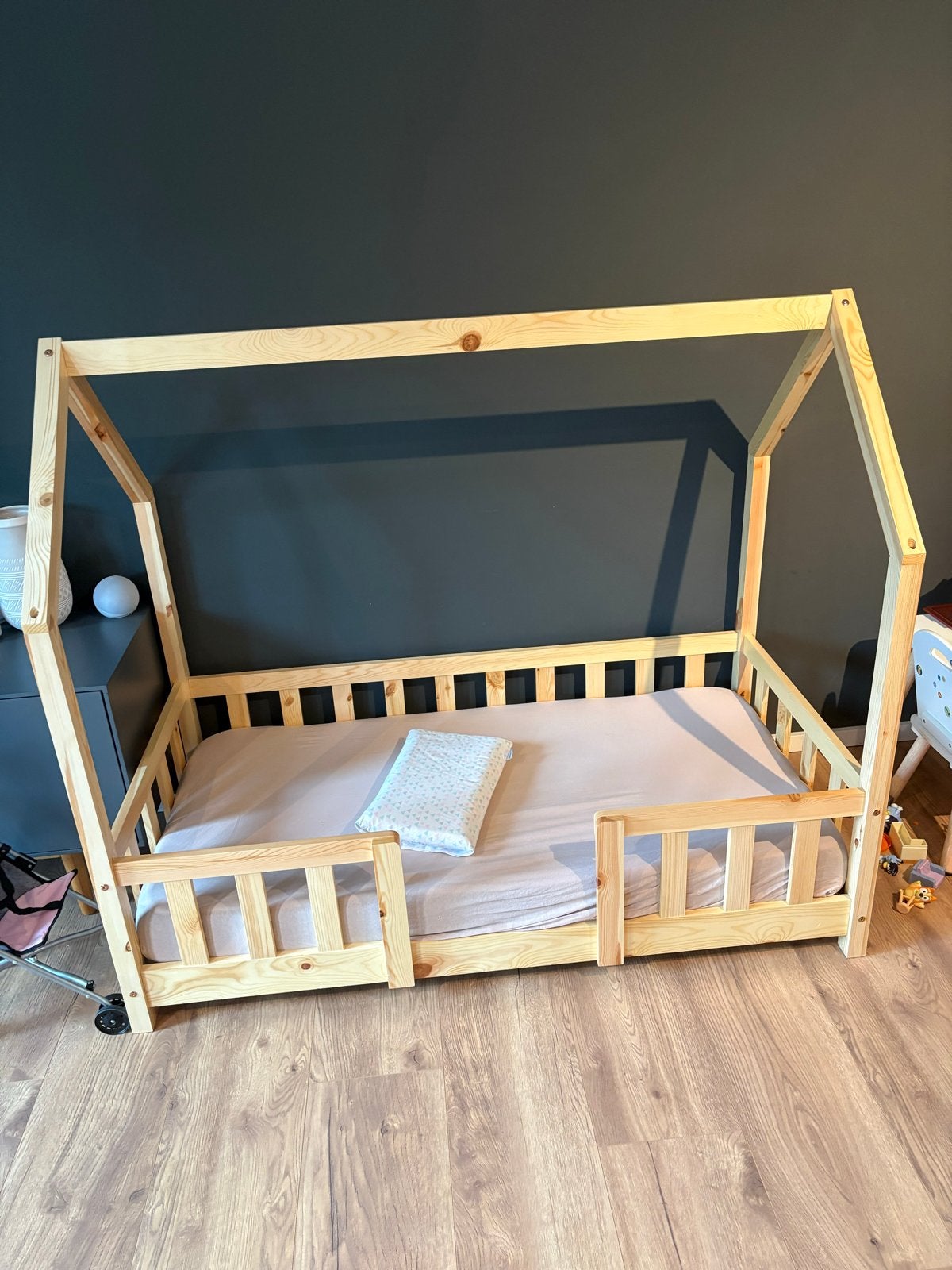 Houten kinderbedje met matras, Kinderen en Baby's, Kinderkamer | Bedden, Ophalen, Gebruikt