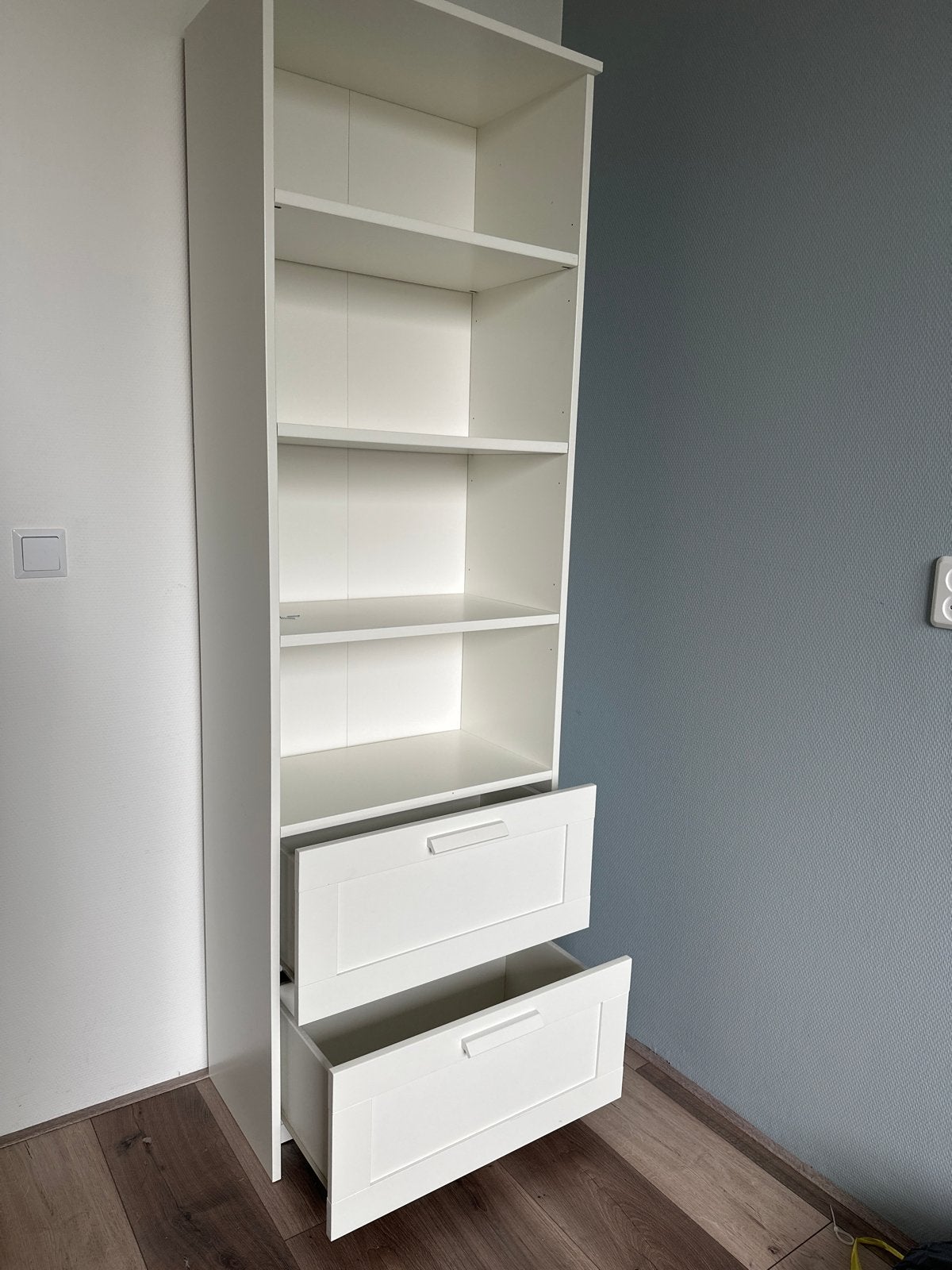 IKEA BRIMNES Boekenkast met lades - Wit, Ophalen, 50 tot 100 cm, Zo goed als nieuw, Met lade(s)