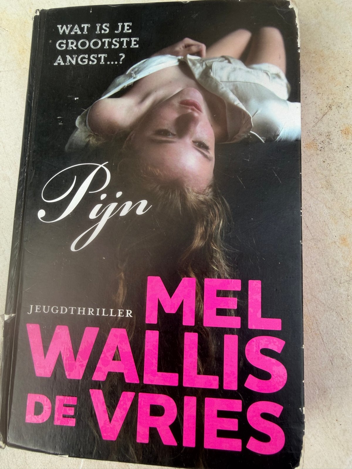 Pijn - Jeugdthriller door Mel Wallis de Vries, Ophalen of Verzenden, Gelezen, Nederland