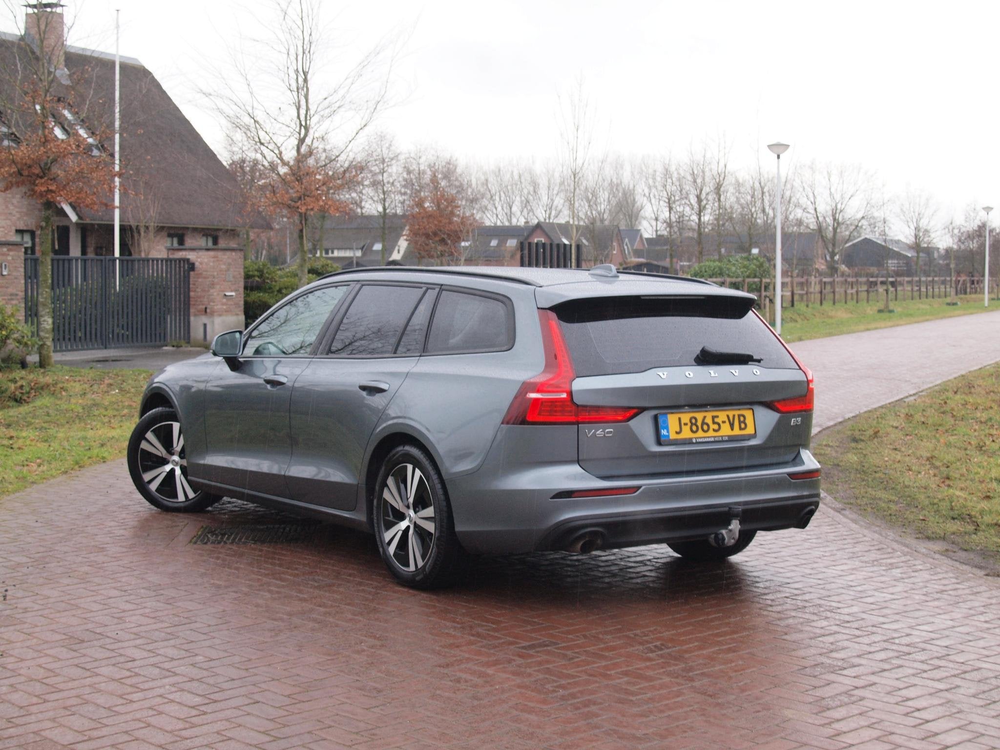 Volvo V60 2.0 B3 Momentum Advantage | Camera | Trekhaak | Ap, Dealer onderhouden, Euro 6, 4 cilinders, 1969 cc