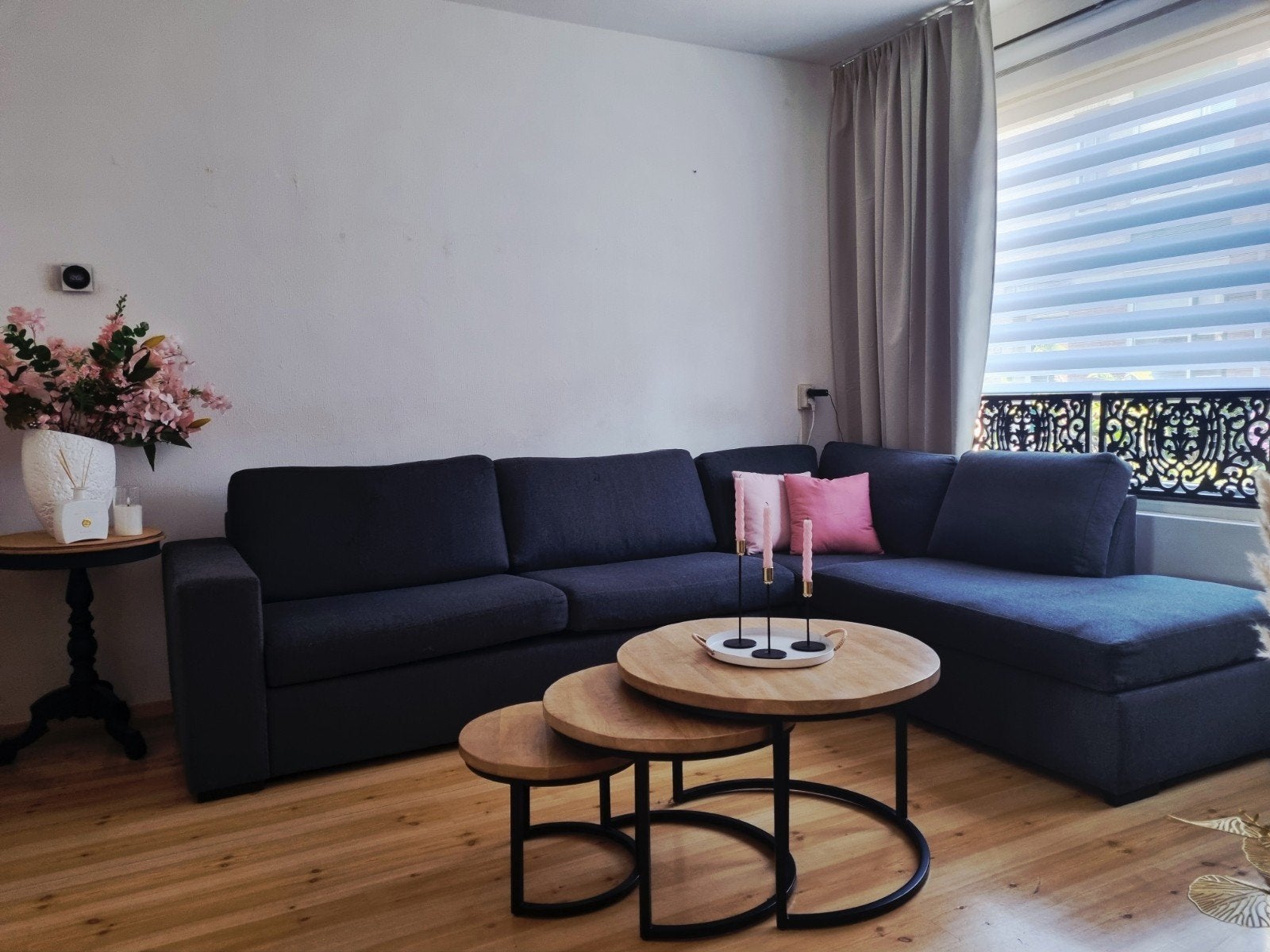 Moderne Hoekbank 290x210cm + een set tafels van mango hout, Huis en Inrichting, Ophalen of Verzenden, Zo goed als nieuw, Modern