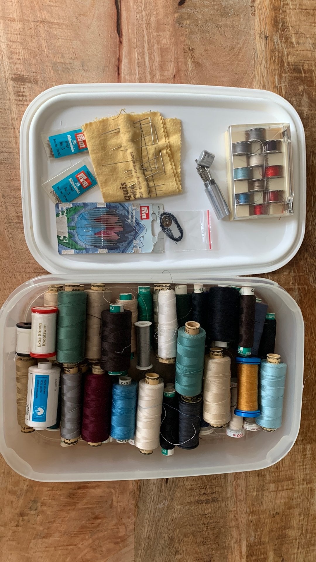 Naaigaren en naalden doos vol €10, Ophalen of Verzenden, Zo goed als nieuw, Garen of Naald(en)