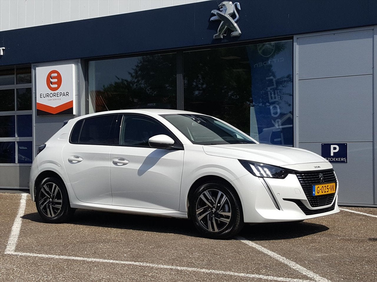 Peugeot 208 ALLURE 1.2 PT-100pk Navigatie | 3D-cockpit | App, Voorwielaandrijving, 101 pk, Gebruikt, Origineel Nederlands