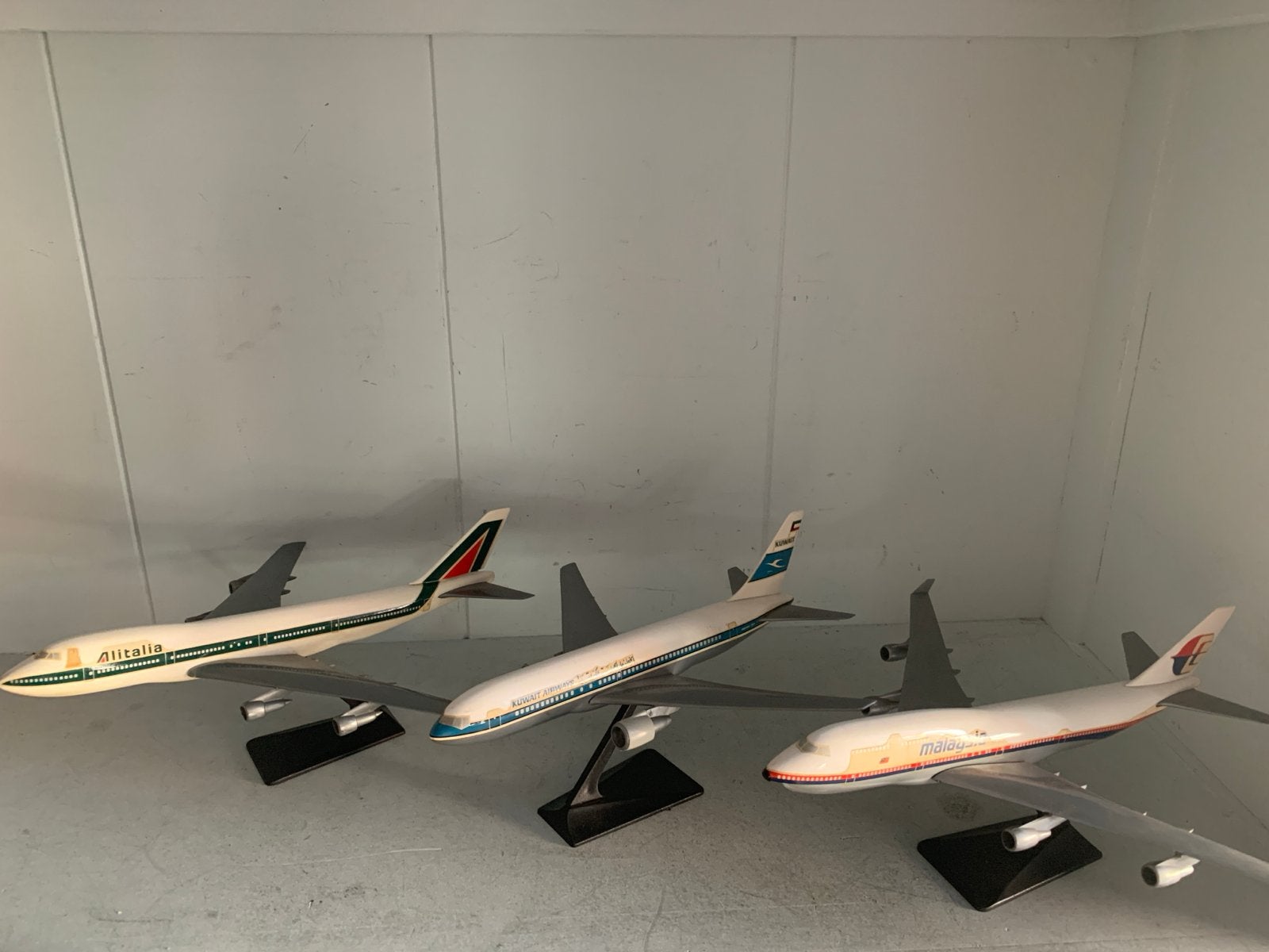 Set van 3 Vliegtuigmodellen: Alitalia, Kuwait Airways, Malay, Overige merken, 1:72 tot 1:144, Gebruikt, Ophalen of Verzenden