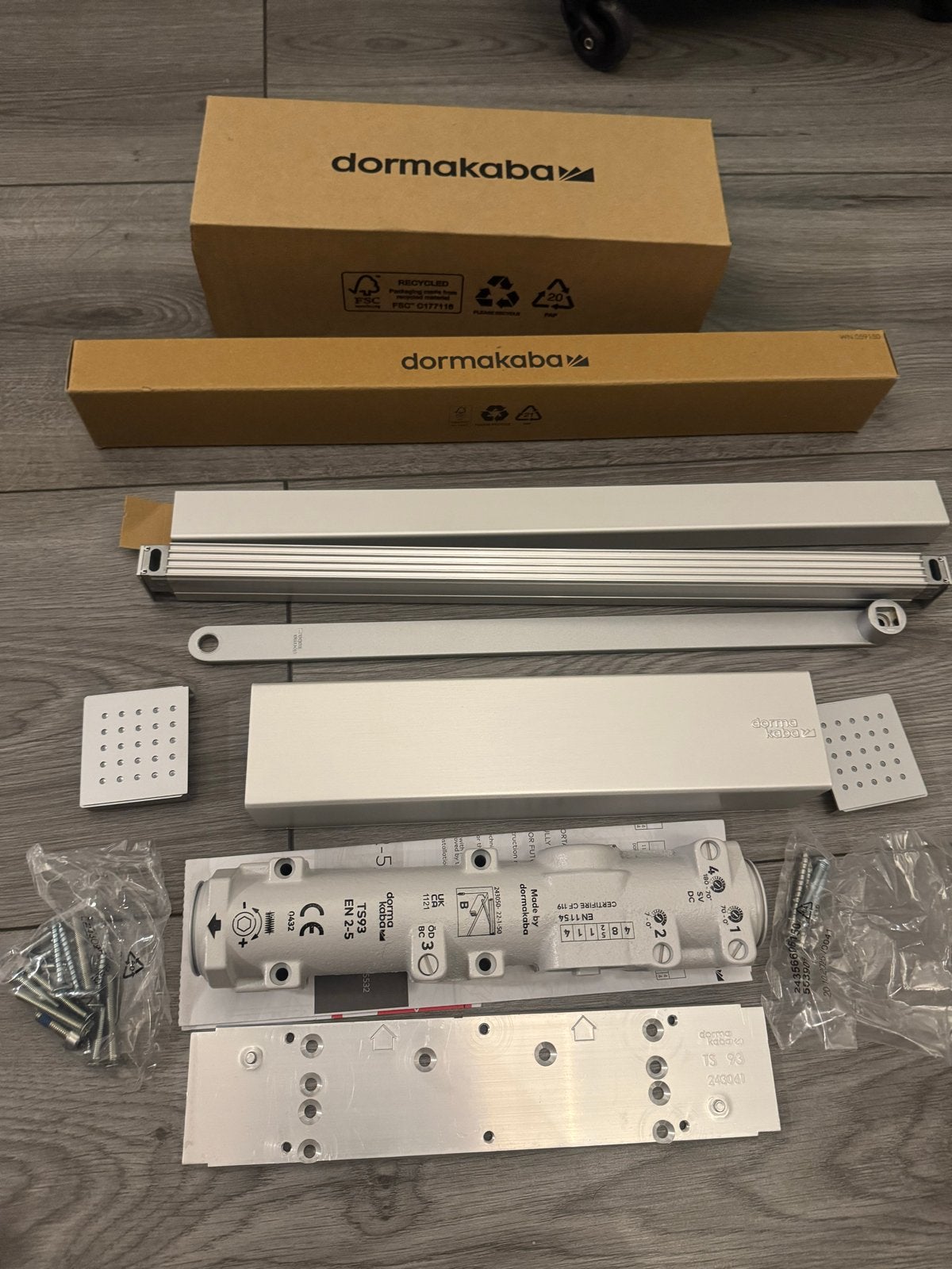 2x Nieuwe Deurdranger set Dormakaba, Ophalen of Verzenden, Nieuw, Metaal