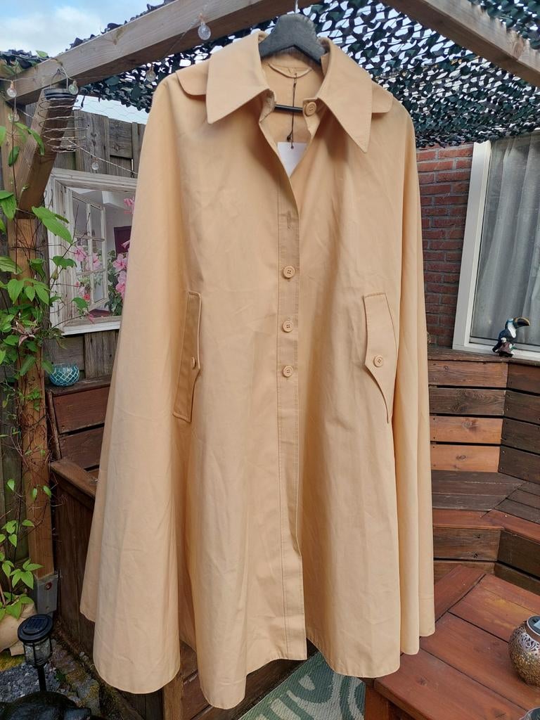 Stijlvolle Beige Cape met Capuchon - Zo Goed Als Nieuw, Kleding | Dames, Maat 38/40 (M), Beige, Ophalen of Verzenden, Onbekend