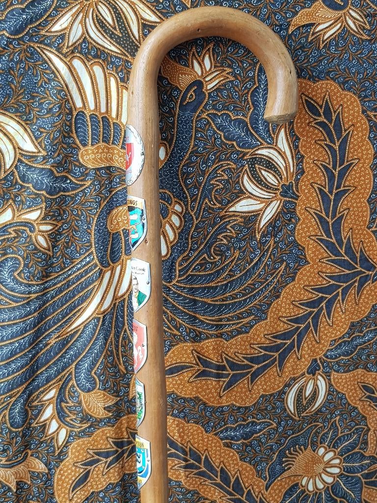 Antieke wandelstok uit Engeland van vruchtenhout met badges., Antiek en Kunst, Ophalen of Verzenden