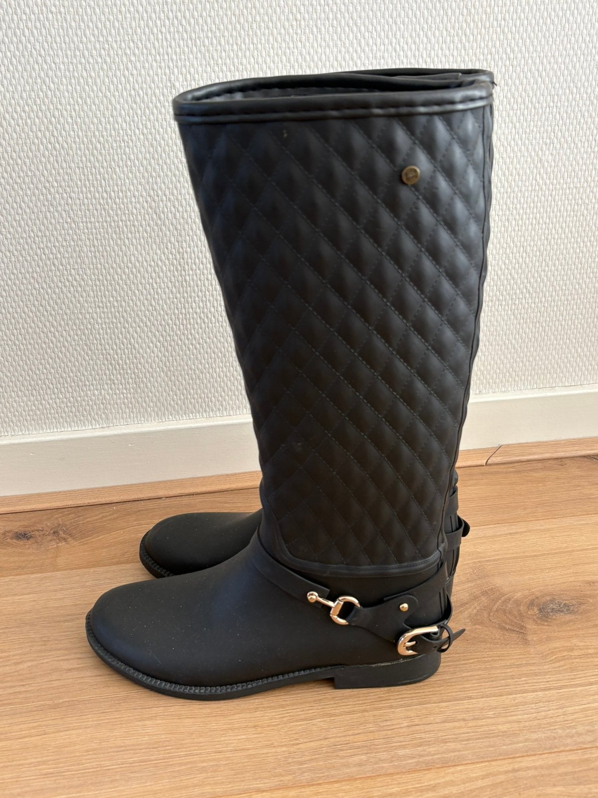 Mooie zwarte chique rubberen laarzen 39, Kleding | Dames, Ophalen of Verzenden, Zo goed als nieuw, Zwart, Hoge laarzen