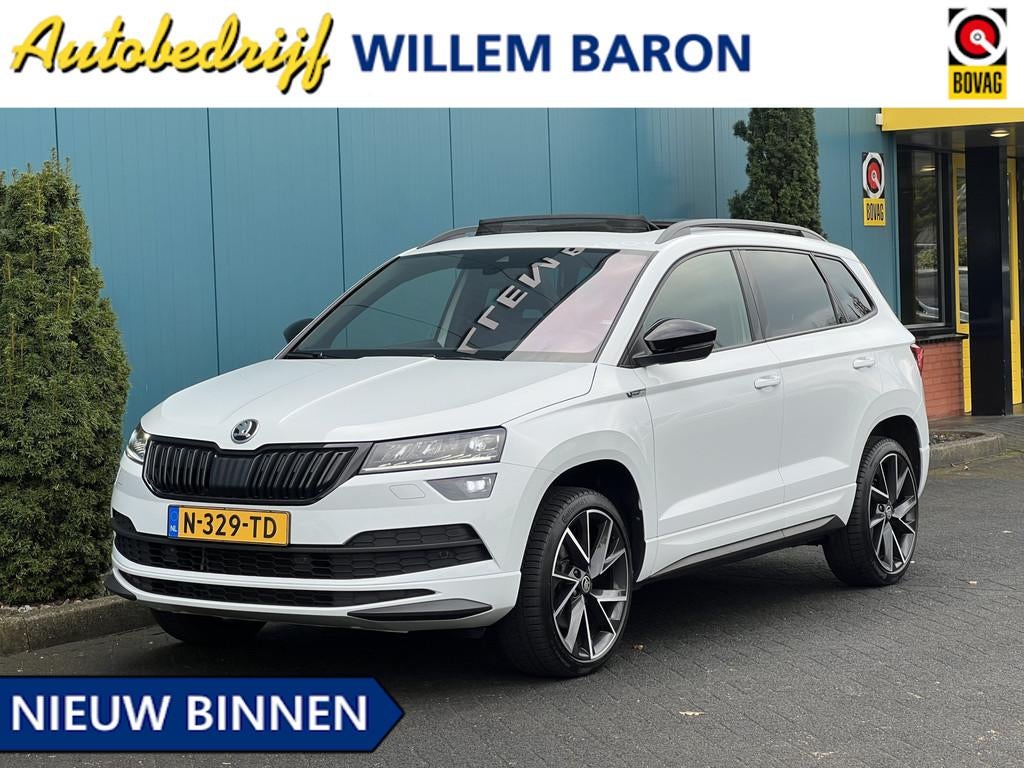 Skoda Karoq 1.5 TSI DSG AUT. Sportline Business PANO | CANTO, Auto's, Stof, 4 cilinders, Wit, 19 km/l