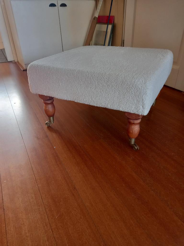 Nette hocker met beige teddystof, Ophalen, Vo, Vo, Zo goed als nieuw