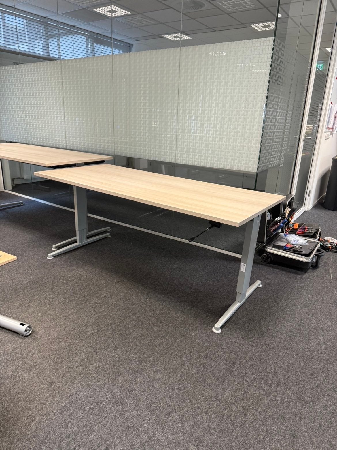 Nette Bureau, Zit-sta bureau, Gebruikt, Metaal, In hoogte verstelbaar