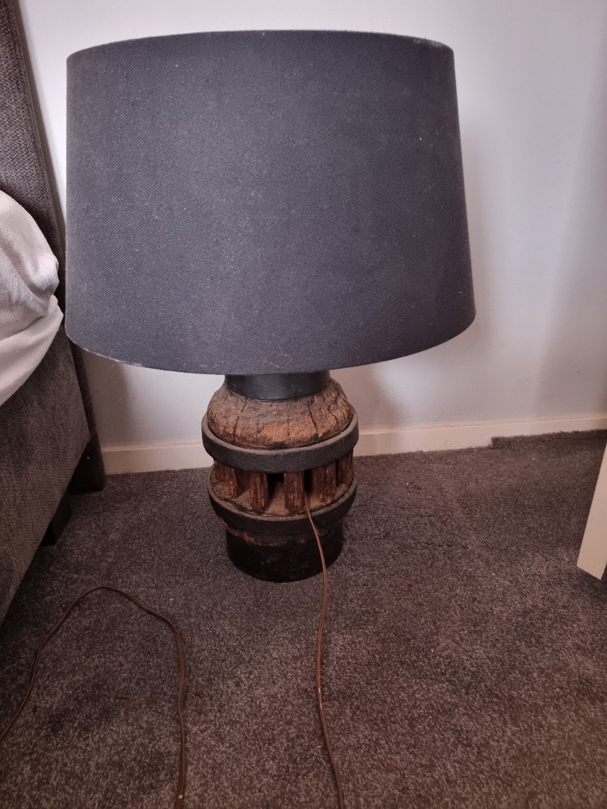 Rustieke houten tafellamp met zwarte kap, Ophalen