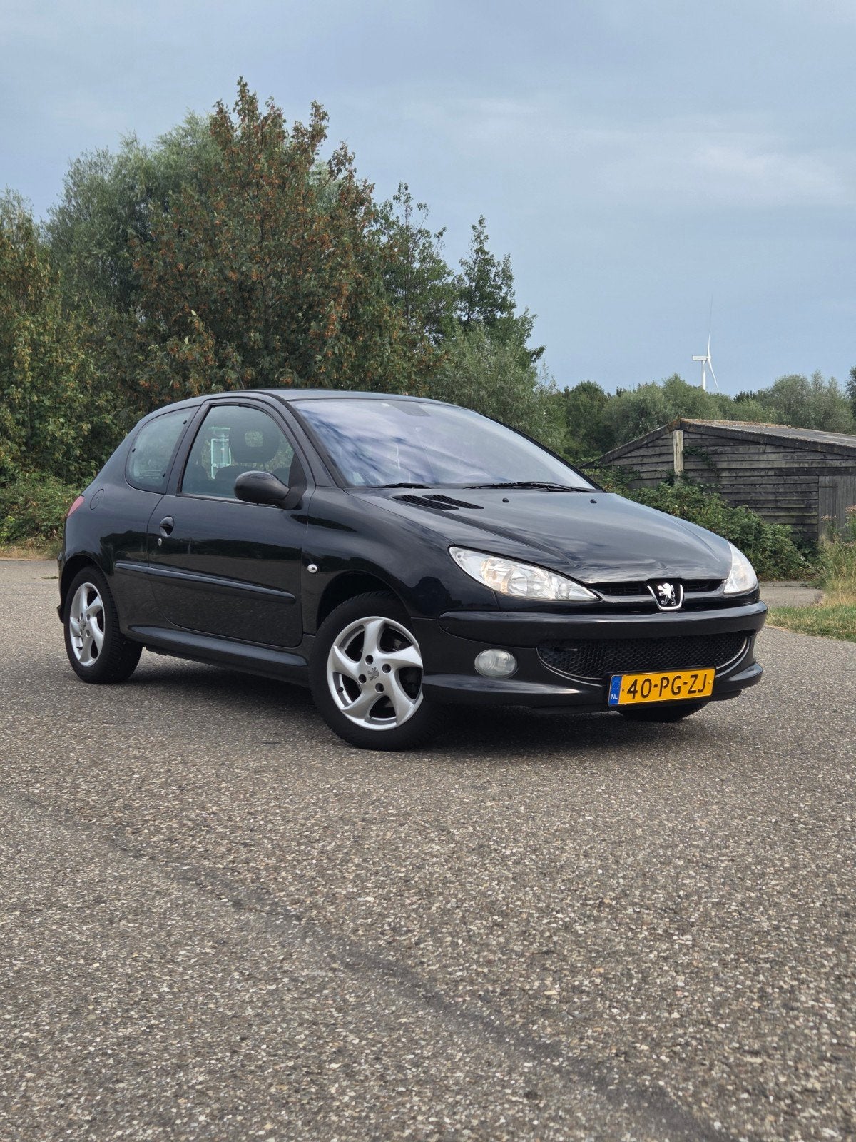 Zwarte Peugeot 206 1.4 – Veel recent onderhoud – APK Sep '27, Auto's, Voorwielaandrijving, 938 kg, 4 cilinders, Leder en Stof