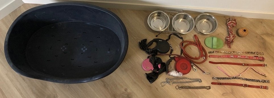 Hondenmand, 8 halsbanden, 3 hondenrollijnen,, Ophalen of Verzenden, Gebruikt, Overige