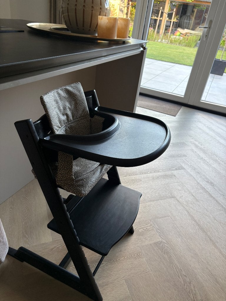 Kinderstoel zwart inclusief blad en kussentje 150€!, Ophalen, Zo goed als nieuw, Meegroeistoel, Afneembaar eetblad