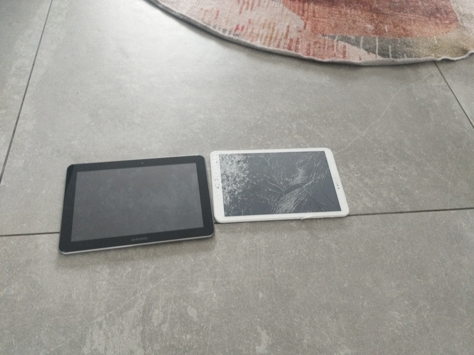 Twee defecte Samsung tablets - voor onderdelen of reparatie, Computers en Software, Windows Tablets, Ophalen of Verzenden, Niet werkend