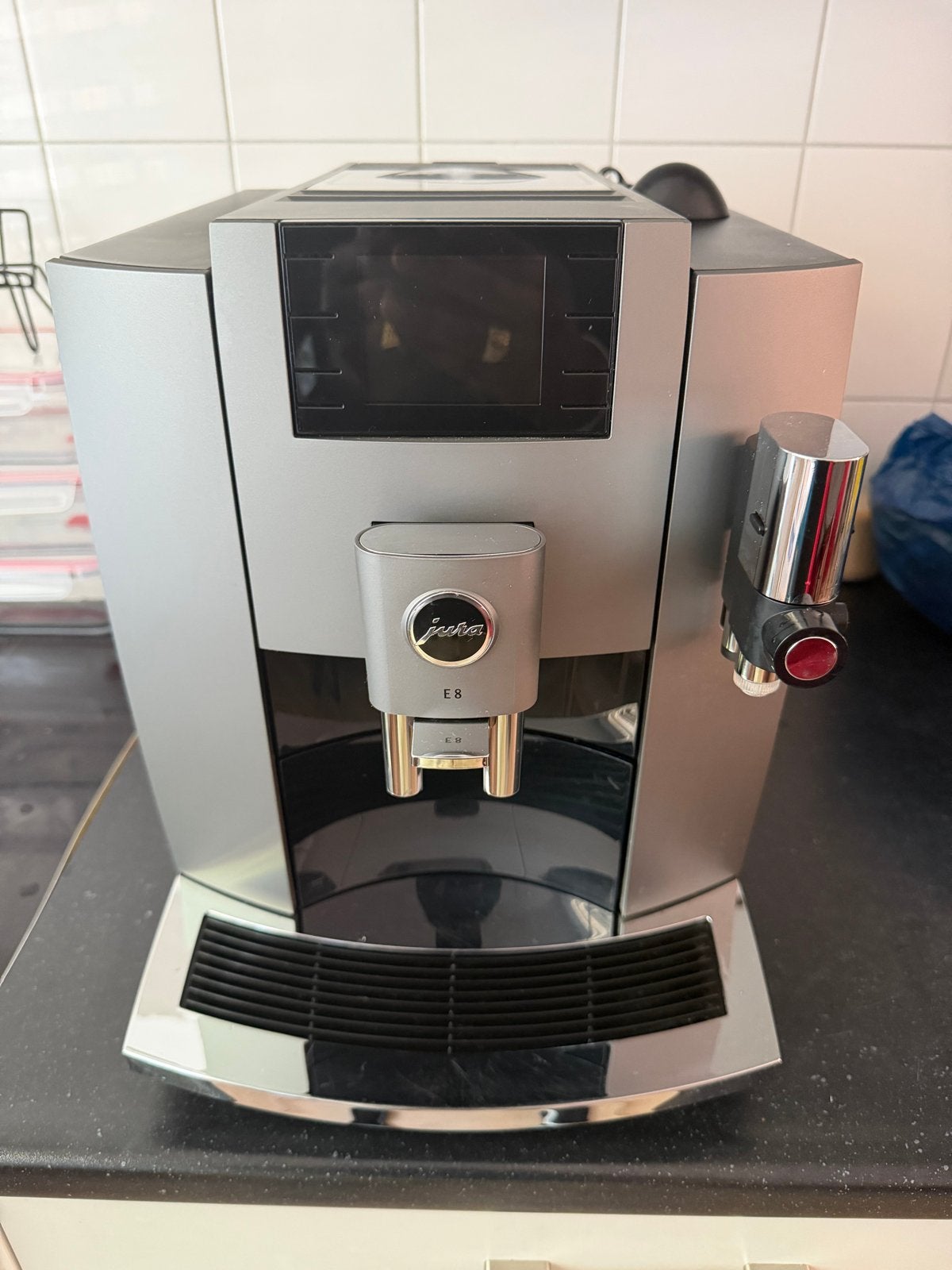 Jura E8 Koffiemachine - Model 2023 - Zo goed als nieuw, Witgoed en Apparatuur, Ophalen, Afneembaar waterreservoir, 10 kopjes of meer