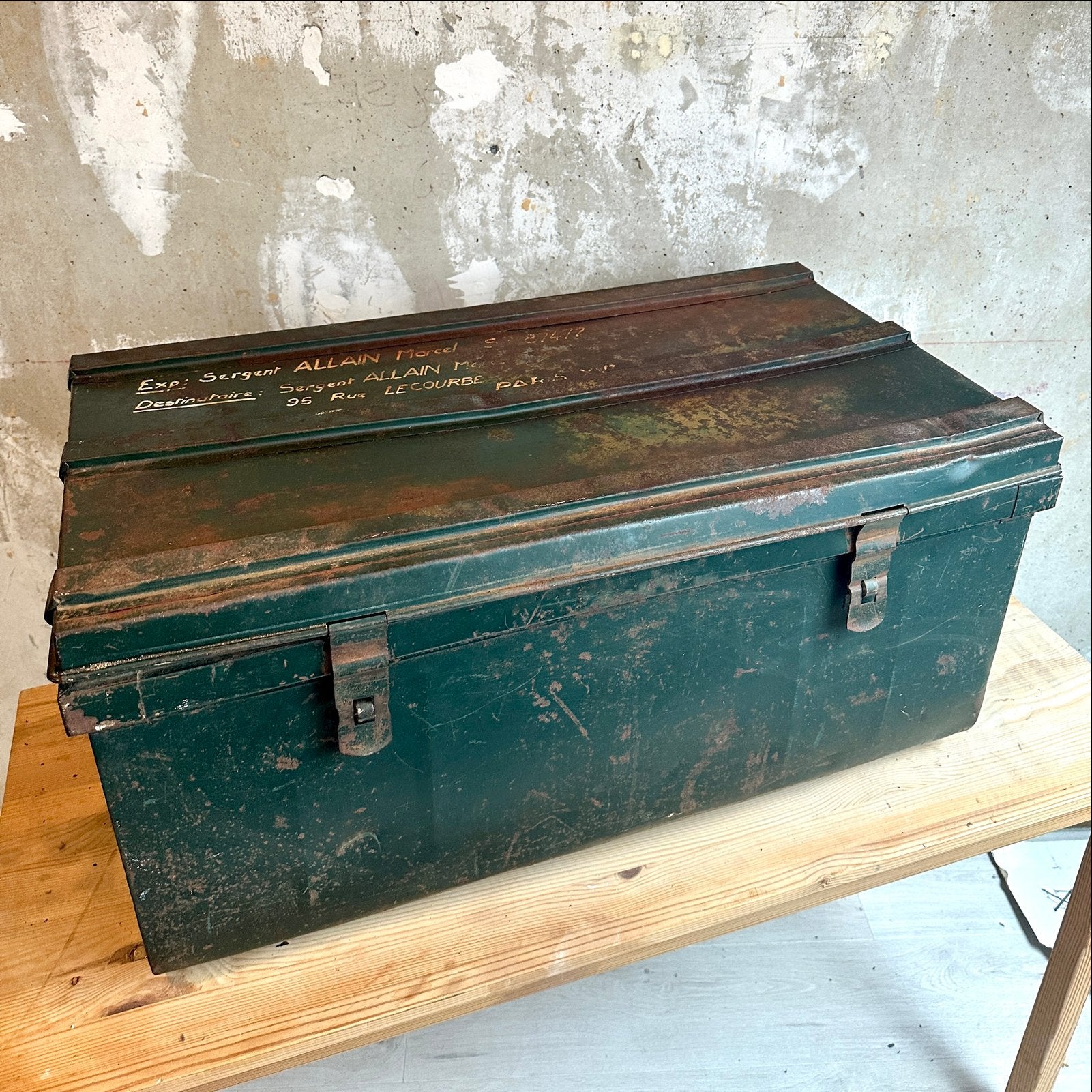 Vintage Legerkist - Groen metalen kist met Frans opschrift, Ophalen of Verzenden, Overige soorten, Overige gebieden, Kist of Geocache