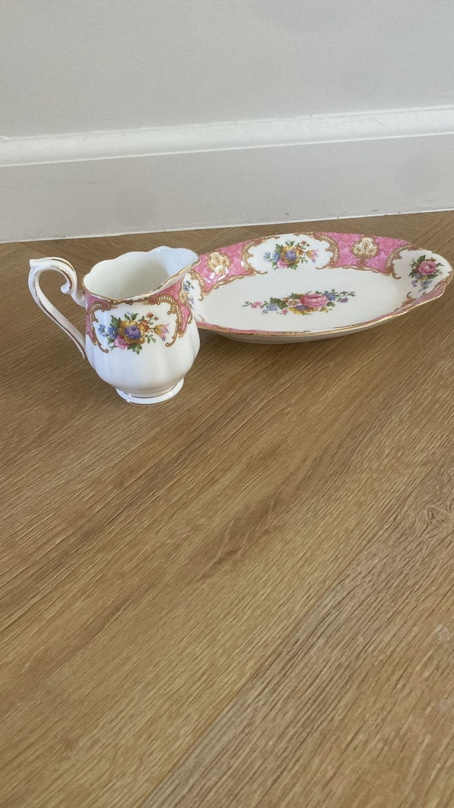 Royal Albert - Melkkannetje en serveerschaal, Antiek en Kunst, Antiek | Servies los, Ophalen of Verzenden