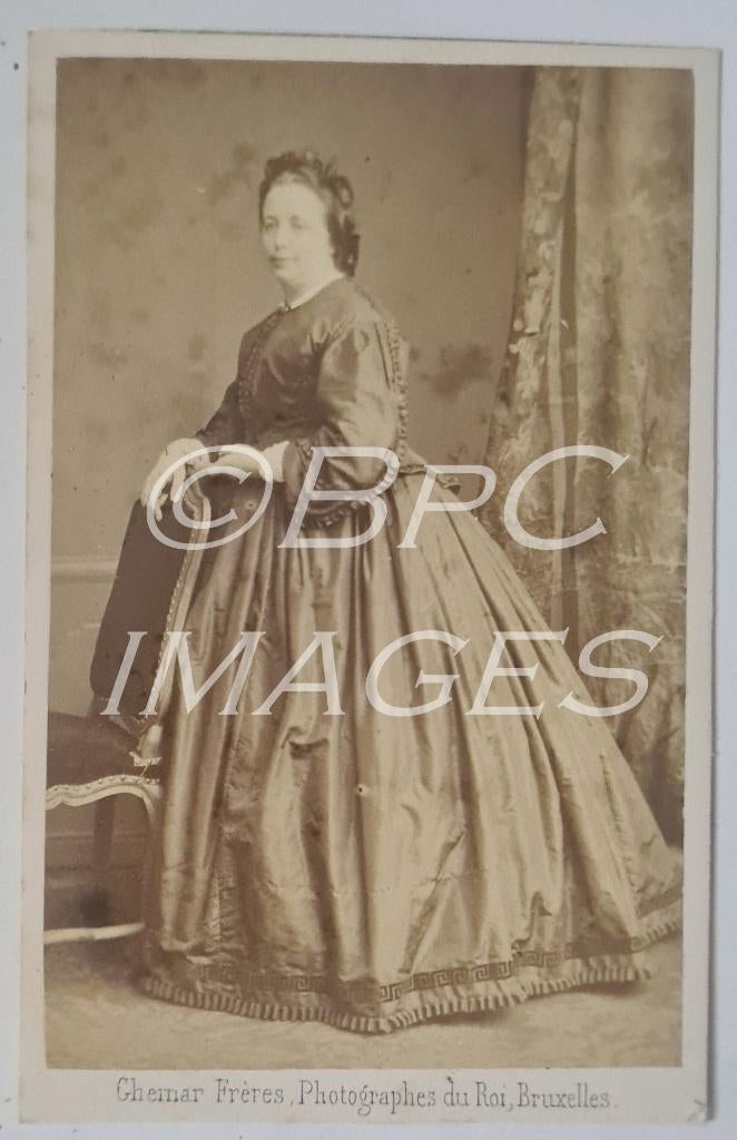 cdv vrouw staand wijde jurk Ghrémar frères 1860/1862, Verzamelen, Verzenden, Voor 1940, Gebruikt, Foto