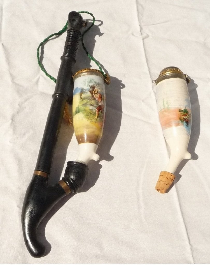2 PORSELEINEN PIJPENKOPPEN 1 MET PIJP MIST MONDSTUK ROND1900, Verzenden, Zo goed als nieuw, (Water)pijp