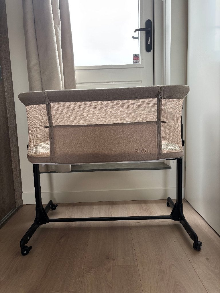 Co-Sleeper Novi Amy Air+ Beige + Pretura Matrasbeschermer, Ophalen, Zo goed als nieuw, Wieg
