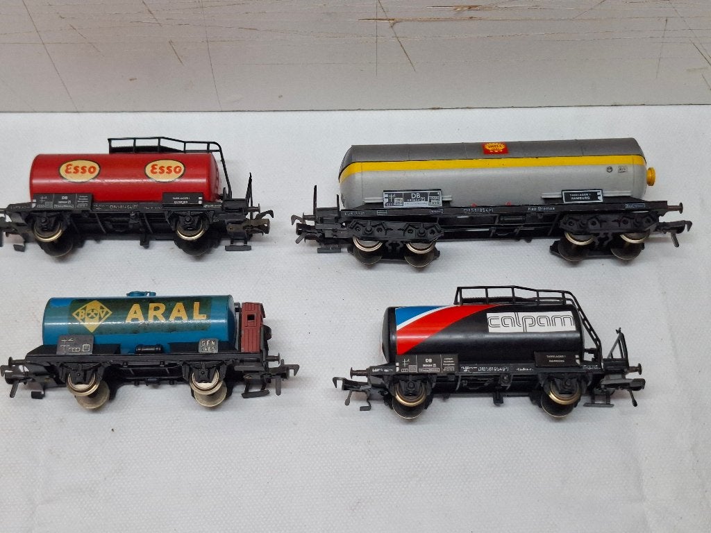 FLEISCHMANN  TANK WAGONS  VAN METAAL SHEL ESSO ARAL CALPAM, Hobby en Vrije tijd, Modeltreinen | H0, Gebruikt, Wagon, Gelijkstroom