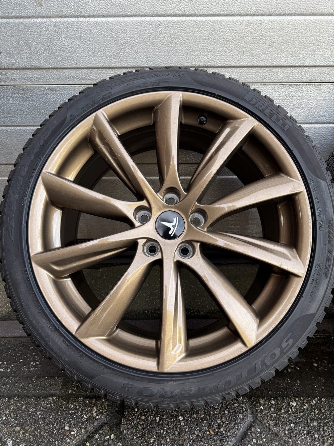 Foto 4 van 19 " Tesla Model 3  Performance velgen winterbanden sensoren