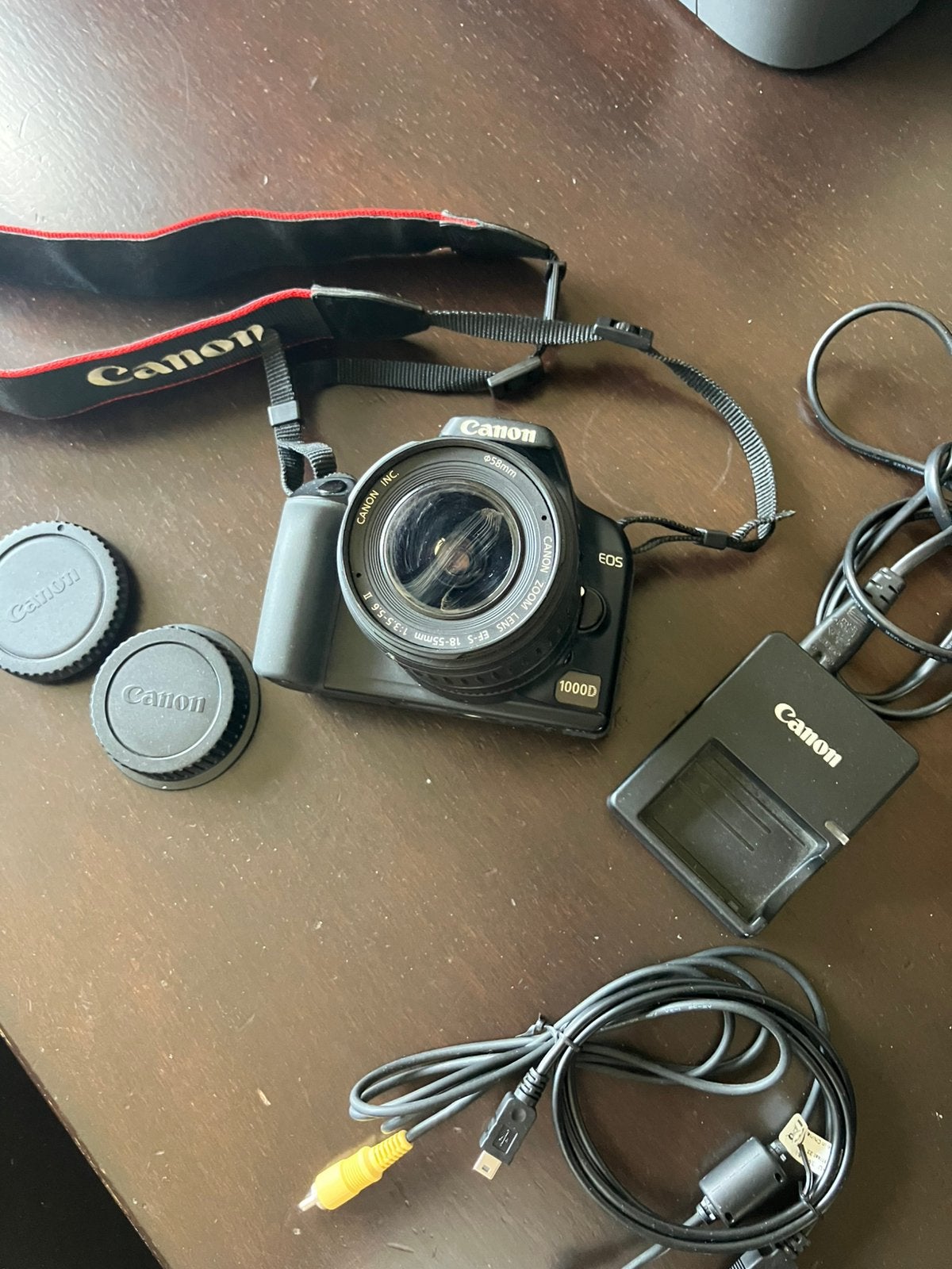 Zwart canon EOS 1000F, Zo goed als nieuw, 100 megapixels, Minder dan 4 keer, Ophalen