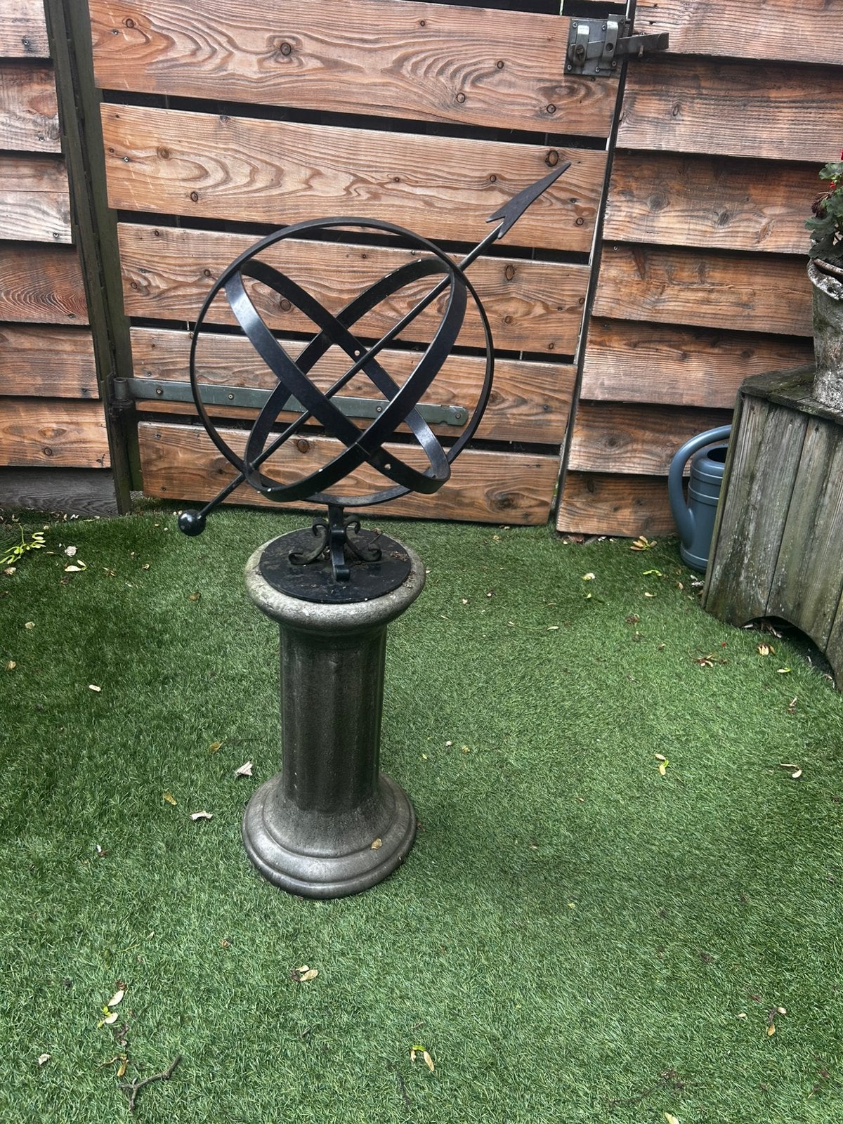 Zonnewijzer op betonnen pilaar, Tuin en Terras, Zonnewijzers, Ophalen of Verzenden, Zo goed als nieuw