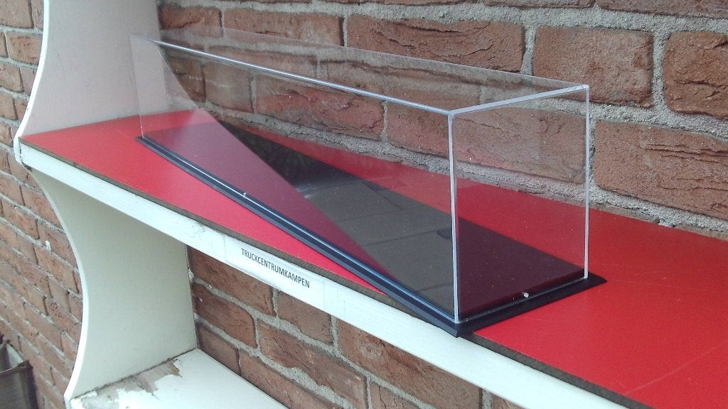 Tekno  Vitrines  weer  leverbaar  voor  L.Z.V.  &  M / W
