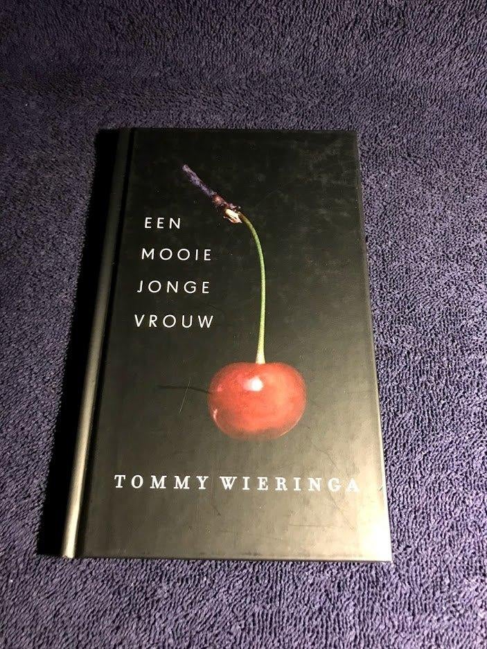 Boekenweekgeschenk: Een mooie jonge vrouw – Tommy Wieringa., Ophalen of Verzenden, Gelezen, Tommy Wieringa