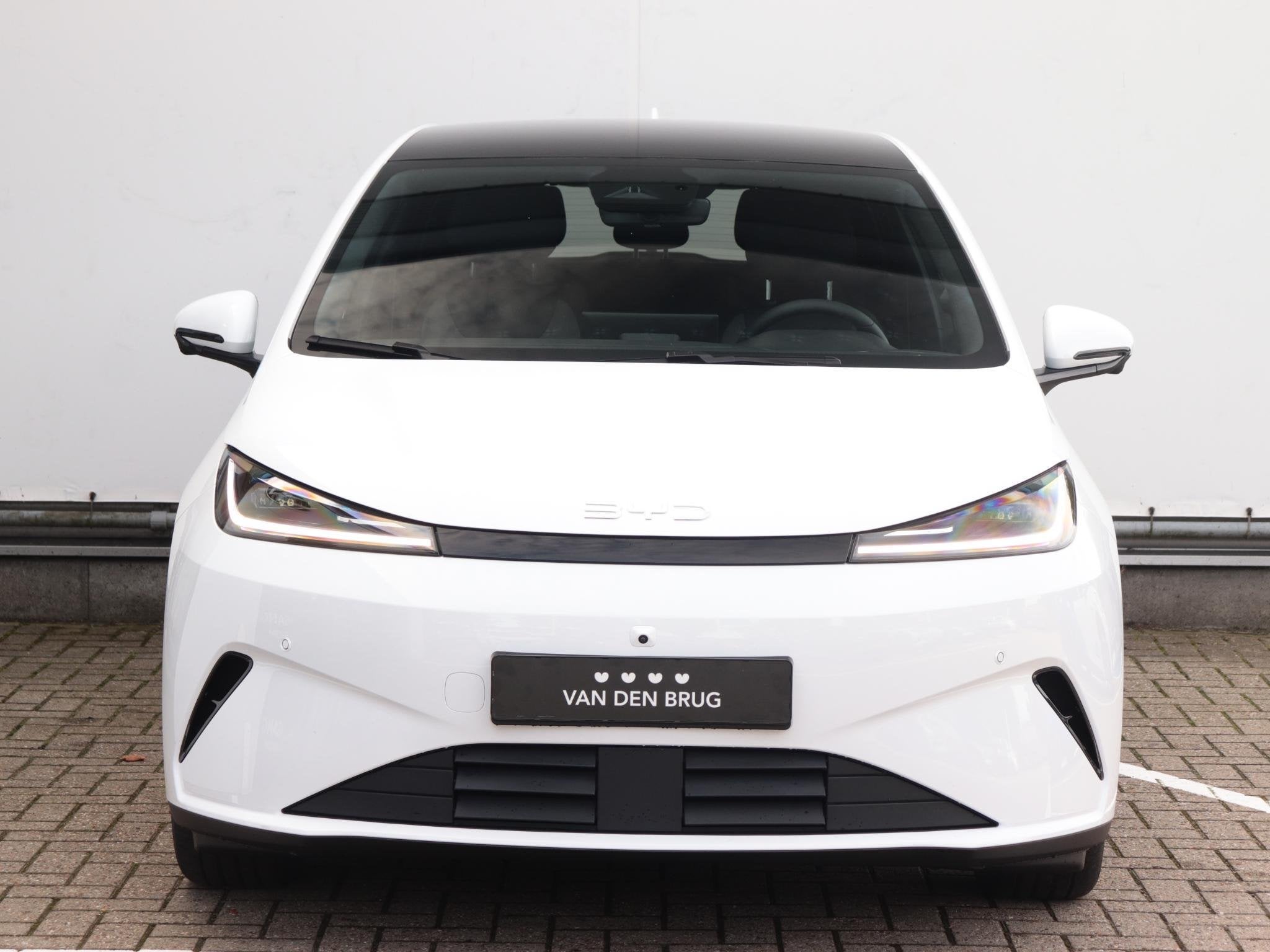 BYD DOLPHIN G 1.5L DM-i Comfort | Oxford White! | 105km elek, Auto's, Dolphin, 4 cilinders, Leder en Stof, Wit